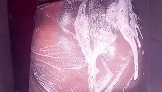 Çok azgın olduğum için dildomu kullanabilmem için banyo yapmak zorunda kaldım