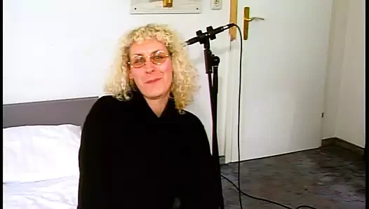 Der Dildo in der Haarigen Fotze drinne