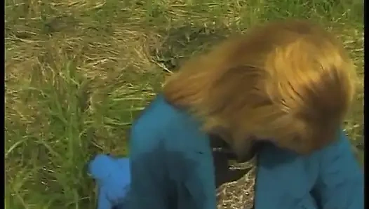 Kıllı sarışın olgun açık havada güzel vakit geçiriyor