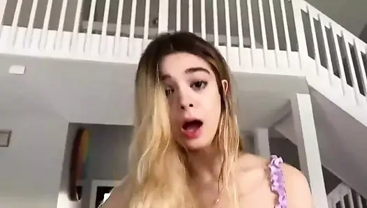 Mollylittle sadece o kadar küçük ve bugün büyük yarağıma karşı ve ağzını ve amını gerdirmeye hazır