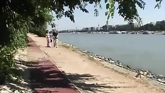 Azgın adam ve sürtük esmer açık havada sert sikiş seansı yapıyor