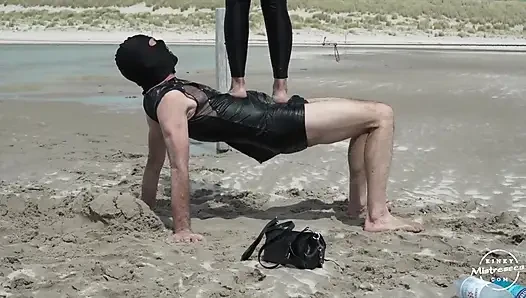 Sandy ступни и топтание