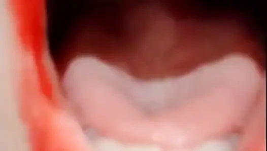 Ağız turu ile kırmızı ruj