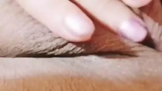 Islak, sütlü amcığıma mastürbasyon yapıp boşalıyorum