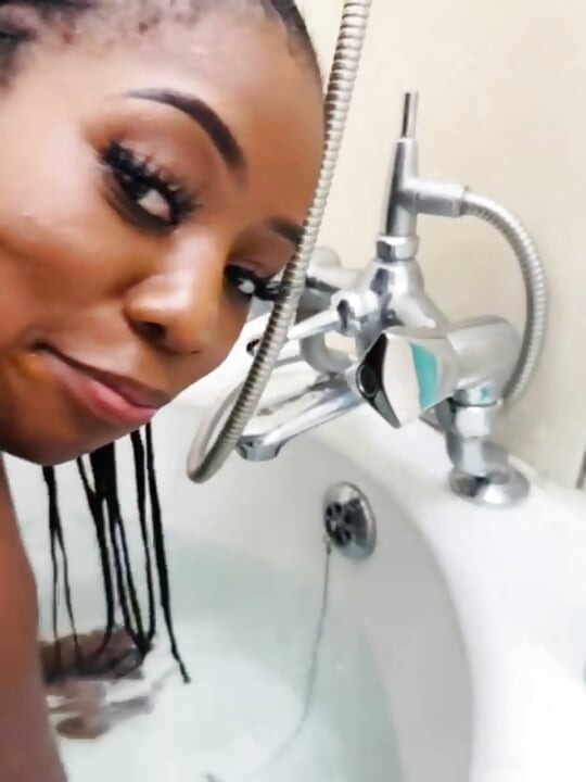 Seksi azgın sürtük banyo yaptı ve sonunda kendini sikiyor