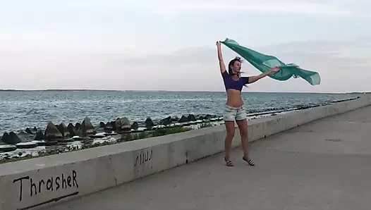 Mavi şal ile setin yanında dans etmek