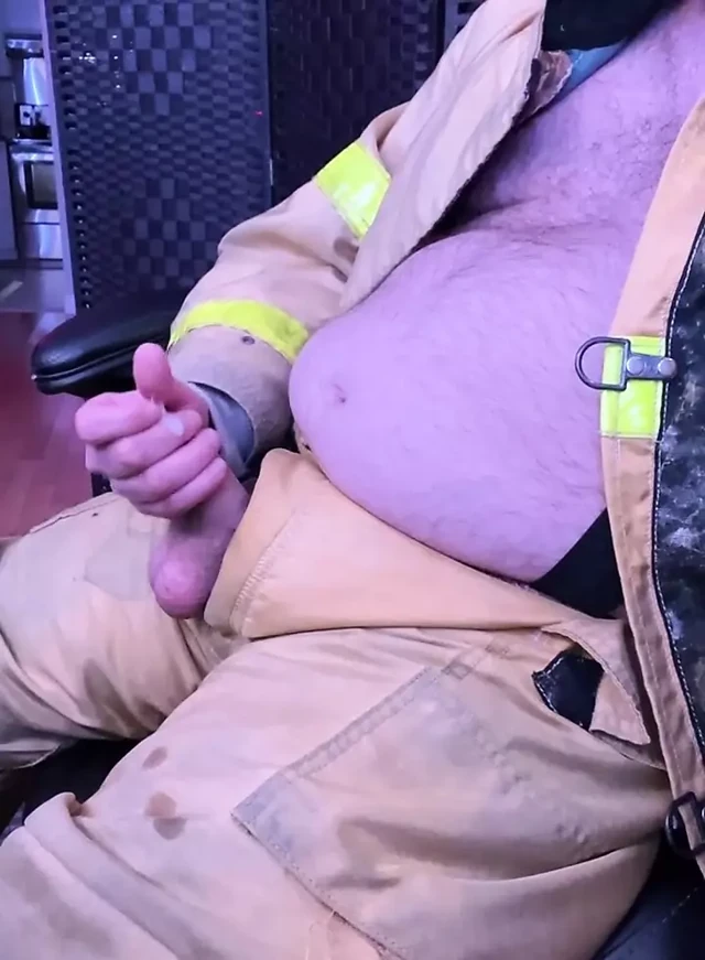 İtfaiye eri jerkoff ve boşalma