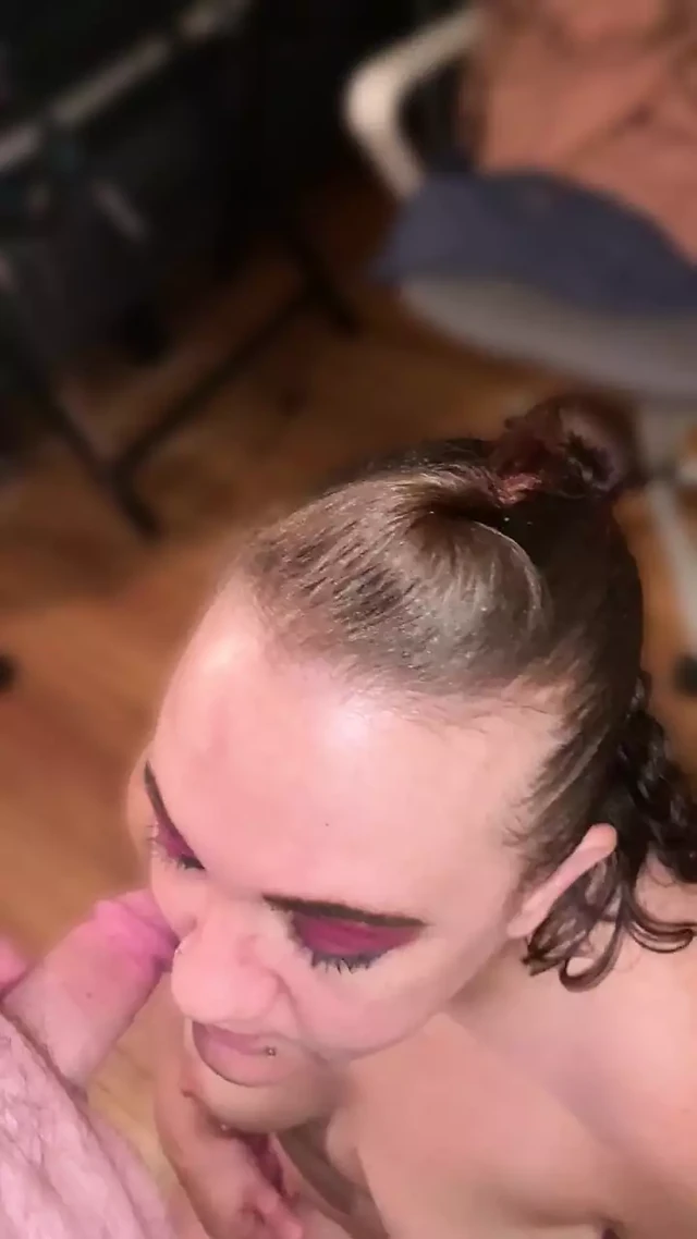 Şişman sürtük sert yarağı azdırıyor ve yüzüne büyük bir boşalma alıyor