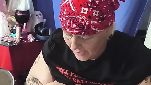 O bir meme sikiş makinesi ve sakso çekiyor