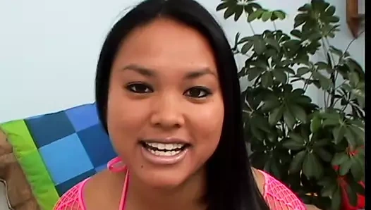 Büyük çük matkaplar bu yapay penis seven dövmeli sarışın