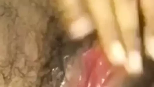 Ateşli Hintli üniversiteli kız ıslak amını parmaklıyor - yatak odasında solo mastürbasyon