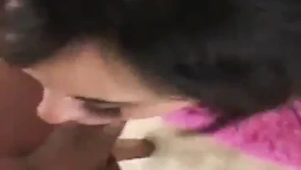 Esmer sürtük seviyor için emmek horoz ve mastürbasyon yapmak