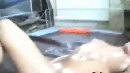 O yağlar onu ve sikme içinde her iki delik