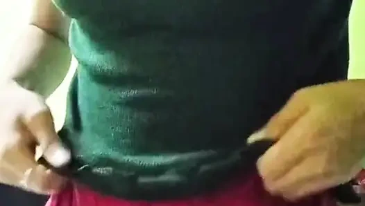 Hintli kız ıslanmak için ateşli rol yapma