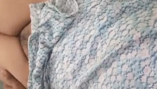 Ateşli esmer kadın oyuncak ayının üstünde dev dildoyla mastürbasyon yapıyor