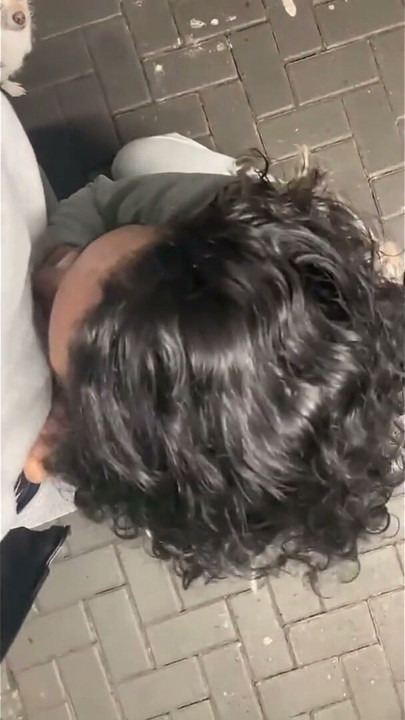 Dövmeli orta yaşlı seksi kadın açık havada yarak emerken yakalandı