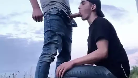 Daniel berbat büyük çük açık havada ve gets boşalmak üzerinde yüz