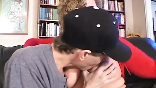 Возбужденная сосущая член зрелая принимает хуй в ее мокрую щель перед тем, как ее залили кончиной