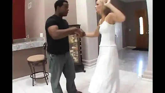 Siyah yarak arayan genç sarışın için çifte penetrasyon