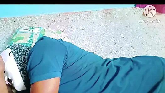 Kayınpeder üvey oğlu evde yokken hayalindeki kızı deneyimlemek için garip bir şey yaptı - tam tamil ses