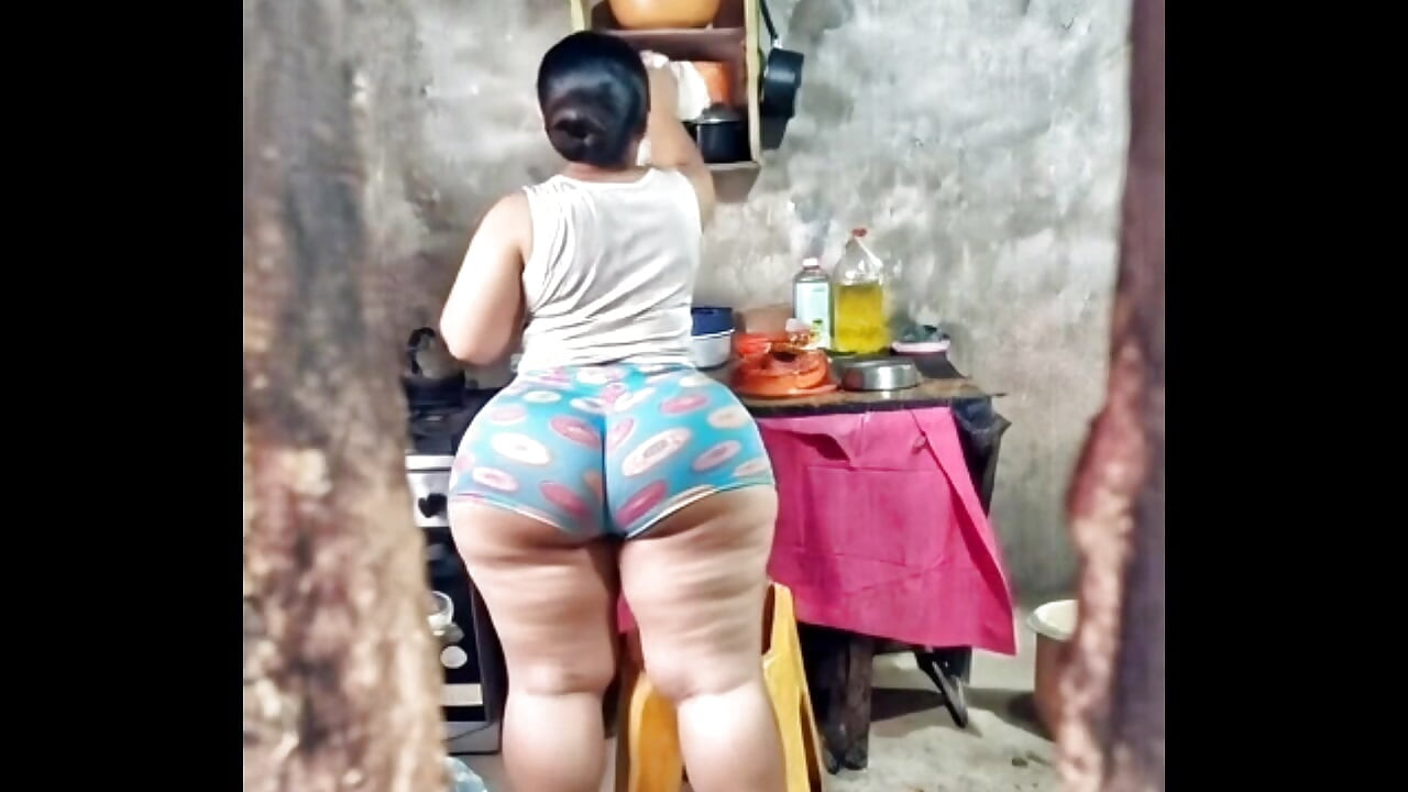 Büyük götlü komşu çörek şortuyla işleniyor