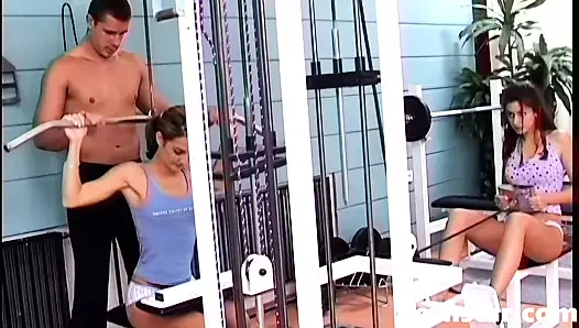 Janet Peron ve Lucy Lee ile üçlü seks ve anal sikiş