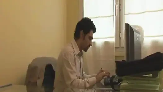 Отшлепанной французской крошке-блондинке жестко пробурили задницу