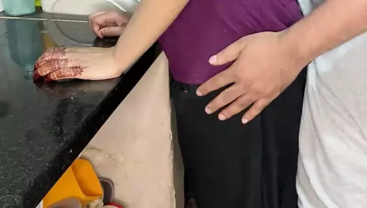 Hizmetçim mutfakta temizlik yapıyordu karım dışarıdayken gidip onu siktim