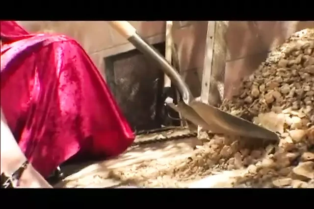 Audrey büyük bir dildo emerken götten sikiliyor ve sonra dölle besleniyor.