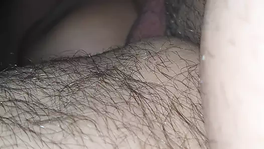 Üvey anne battaniyenin altında harika mastürbasyon üvey oğlunu sert sikiyor