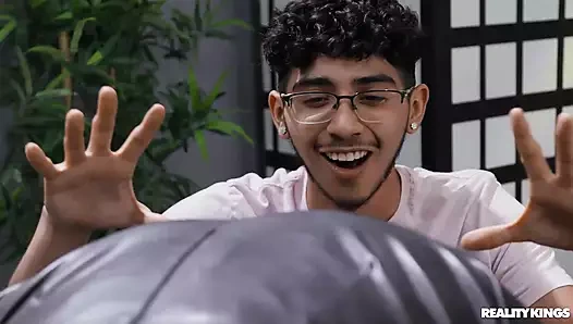 Kütüphanede sikişiyor Reality Kings