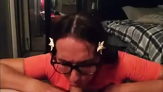 Genç üvey kız yalvarırken ceza alıyor