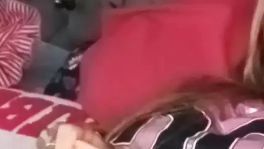 Yumruk sokma oyuncağı ile pembe ıslak görünüm