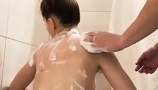 Duşta seksi vücudumu yıkıyor. Onun yerinde olmak ister misin?