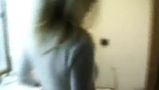 Sarışın hatun tutkulu oyunda partnerin büyük yarağını yutuyor