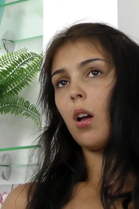 Ateşli esmer ıslak amcığını oynuyor