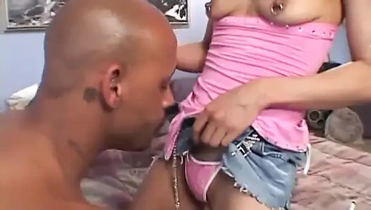 Dövmeli siyah minyon amcık göt yalıyor