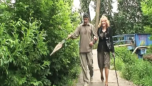 Azgın yaşlı adam karısını ve seksi bir genç kızı sikiyor