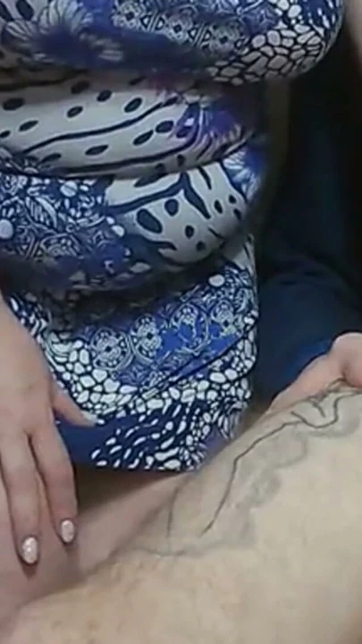 Kayınvalide dükkanın soyunma odasında yarağıma mastürbasyon yapıyor | Klip 1