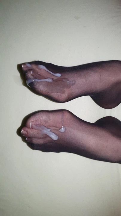 Naylon ayaklara ve Fransız ayak tırnaklarına boşalmak #13