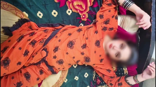 Büyük sulu memeli ve kalın büyük götlü azgın desi kız bu ateşli ön sevişme videosunda seni baştan çıkarıcı bir şekilde azdırıyor.
