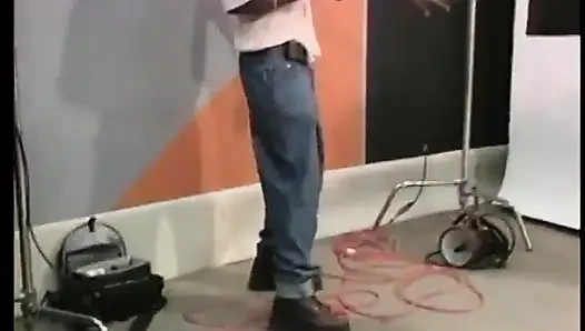 Adam dışarıda yiyip fahişeyi sikmeden önce sakso çekiyor