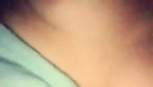 göğüsleri ile oynamak