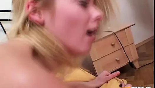 Sarışın genç kız tıraşlı amını yalatıyor ve azgın bir adam tarafından sikiliyor