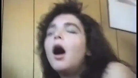 Adam kanepede oturuyor ve uzun yarağını gırtlağına kadar alıyor ve biniyor