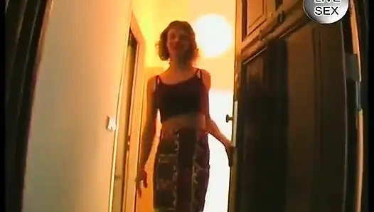 Sevimli sarışın kız kıllı amcığını ovuyor