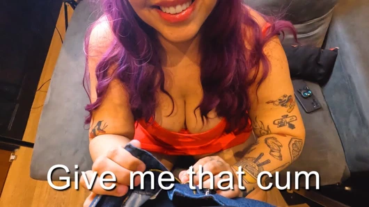 Ac teknisyeni işini ödemek için yapışkan döl yiyor. Aman tanrım ben ateşli bir karım!