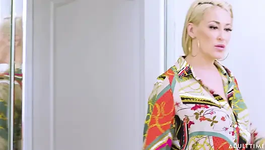 Adult Time - orta yaşlı seksi kadın Ryan Keely Aaliyah Love'ı küvette buluyor ve kurtarmayı ıslak amcık yemeye dönüştürüyor