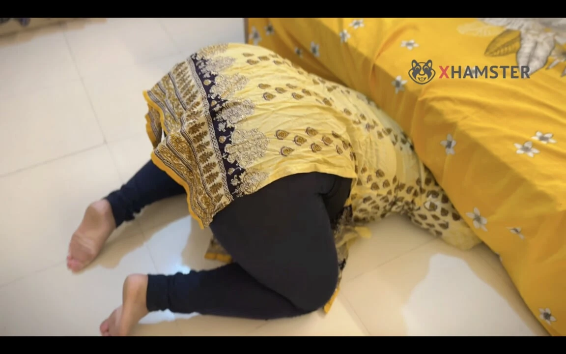 Girlfriend Fucked By Boyfriend When She Stuck Under Bed!