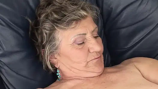 Nine üvey oğlunun sert yarağını istiyor